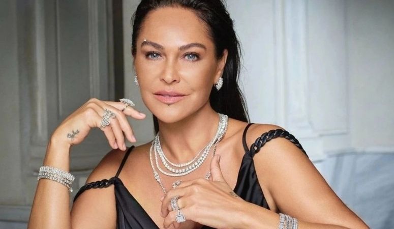 Ünlü sanatçı Hülya Avşar,