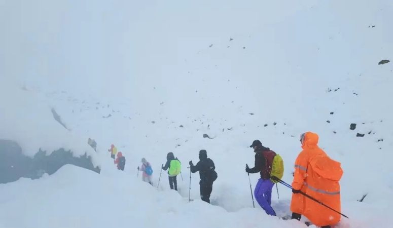 Everest’in doğu yamacında binlerce