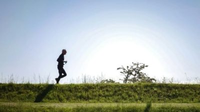 Erkekler kalp hastalığından korunmak için kadınlardan iki kat fazla egzersiz yapmalı